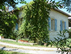 La maison restaurée avec beaucoup de goût, blottie au milieu des champs et au sommet d'une douce colline.
